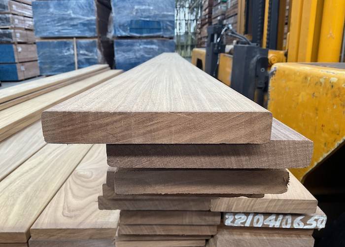 Lames de terrasse Noyer d'Asie / Kuku - 21 x 145 x 2050 mm - 2 faces lisses - lot de 63,55 ml