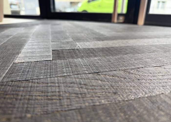 Parquet contrecollé Chêne Rustique - 16 x 180 mm - huilé noir - traces de scie
