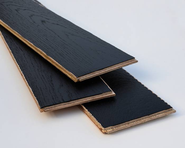 Parquet contrecollé en chêne peint - 14 x 150 mm - brossé - vieilli - noir