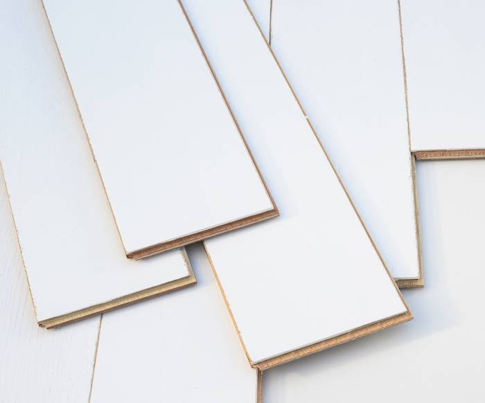 Parquet contrecollé en chêne peint - 14 x 150 mm - brossé - vieilli - blanc