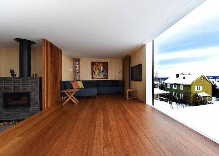 Un espace de vie moderne et chaleureux, baigné de lumière naturelle avec vue sur le paysage hivernal. Un véritable cocon à appré