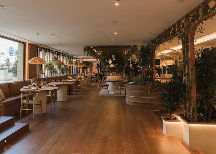 Un espace chaleureux et accueillant, idéal pour savourer des repas en toute convivialité. Découvrez l\'harmonie du décor naturel