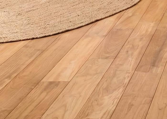 
Pourquoi choisir un parquet en Teck massif brut pour votre intérieur ?
Le Teck (Tectona grandis) est l'essence d'exception par excellence, reconnue pour sa longévité et son esthétique inimitable. Ce parquet massif de 15 mm d'épaisseur offre une robustesse naturelle grâce à ses huiles oléorésineuses qui le protègent contre l'humidité. Proposé en longueurs panachées de 400 à 1100 mm, il permet de créer un pont de bateau ou une pose traditionnelle authentique. Chez Floorz By Tropical Woods, nous privilégions cette essence noble depuis 2006 pour sa stabilité légendaire, disponible sur www.tropical-woods.fr.
Quelles sont les performances techniques du Teck massif ?
Avec une densité moyenne de 650 kg/m³, le Teck est un bois mi-lourd qui offre une stabilité dimensionnelle supérieure à la plupart des autres essences. Sa dureté Brinell de 3.5 en fait un sol résistant aux sollicitations quotidiennes et au poinçonnement. Livré brut, ce parquet vous laisse une totale liberté de finition (huile ou vernis) tout en garantissant une masse de bois noble importante pour de futurs ponçages. Sa largeur de 90 mm assure un équilibre visuel parfait, même dans les pièces de dimensions moyennes.
Quelle méthode de pose pour un parquet massif en Teck ?
Pour ce parquet massif d'une épaisseur de 15 mm, la pose collée en plein est impérative pour garantir la tenue des lames dans le temps. Contrairement au contrecollé, le bois massif travaille sur toute son épaisseur ; le collage permet de brider les mouvements naturels du bois et d'assurer un confort acoustique optimal.
Découvrez notre version en 120 mm de largeur, vernie en usine !
