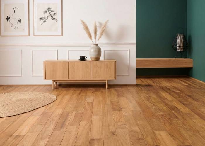 
Pourquoi choisir un parquet en teck massif brut pour votre intérieur ?
Le teck (Tectona grandis) est l'essence d'exception par excellence, reconnue pour sa longévité et son esthétique inimitable. Ce parquet massif de 15 mm d'épaisseur offre une robustesse naturelle grâce à ses huiles oléorésineuses qui le protègent contre l'humidité. Proposé en longueurs panachées de 400 à 1100 mm, il permet de créer un pont de bateau ou une pose traditionnelle authentique. Chez Floorz by Tropical Woods, nous privilégions cette essence noble depuis 2006 pour sa stabilité légendaire, disponible sur www.tropical-woods.fr.
Quelles sont les performances techniques du teck massif ?
Avec une densité moyenne de 650 kg/m³, le teck est un bois mi-lourd qui offre une stabilité dimensionnelle supérieure à la plupart des autres essences. Sa dureté Brinell de 3,5 en fait un sol résistant aux sollicitations quotidiennes et au poinçonnement. Livré brut, ce parquet vous laisse une totale liberté de finition (huile ou vernis) tout en garantissant une masse de bois noble importante pour de futurs ponçages. Sa largeur de 90 mm assure un équilibre visuel parfait, même dans les pièces de dimensions moyennes.
Quelle méthode de pose pour un parquet massif en teck ?
Pour ce parquet massif d'une épaisseur de 15 mm, la pose collée en plein est impérative pour garantir la tenue des lames dans le temps. Contrairement au contrecollé, le bois massif travaille sur toute son épaisseur ; le collage permet de brider les mouvements naturels du bois et d'assurer un confort acoustique optimal.
Découvrez notre version en 120 mm de largeur, vernie en usine !
