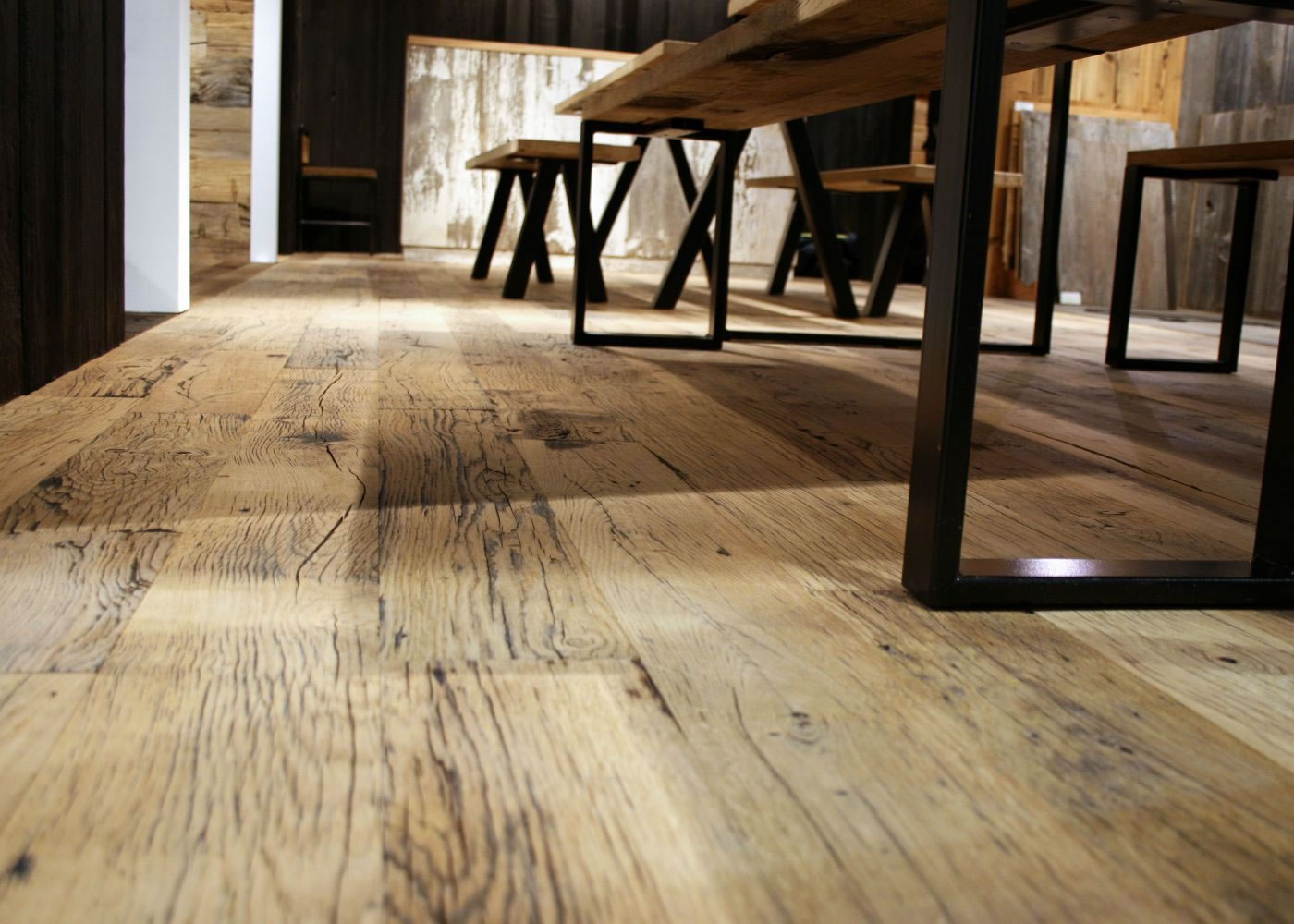 Plancher de restaurant avec des planches de wagon