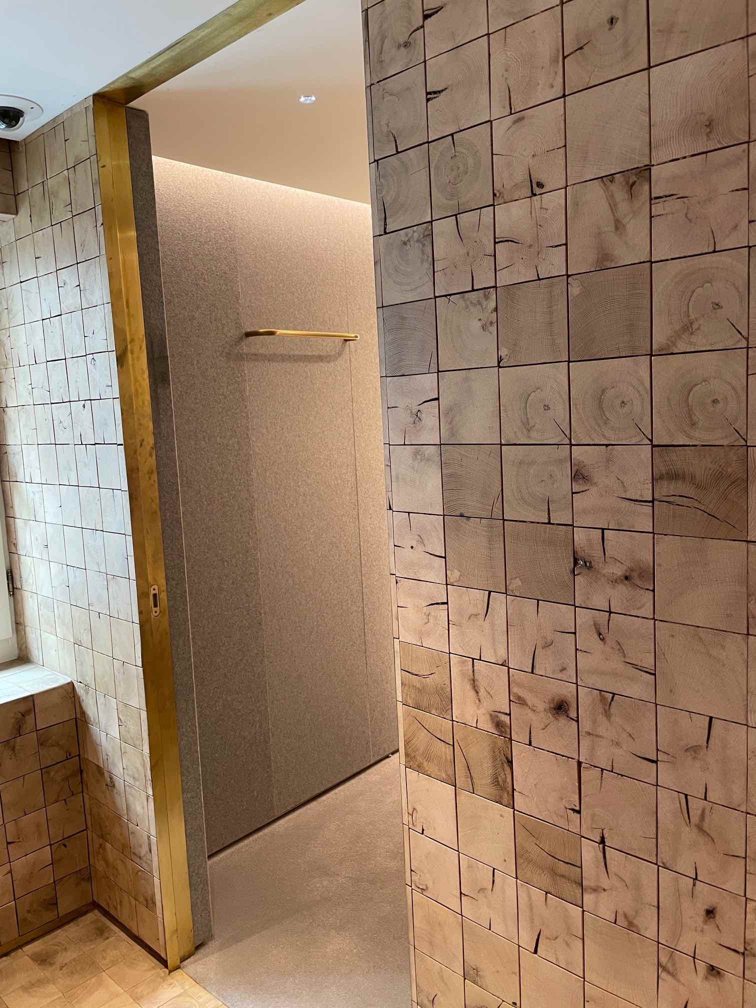 Bois de bout en chêne dans un magasin à Paris