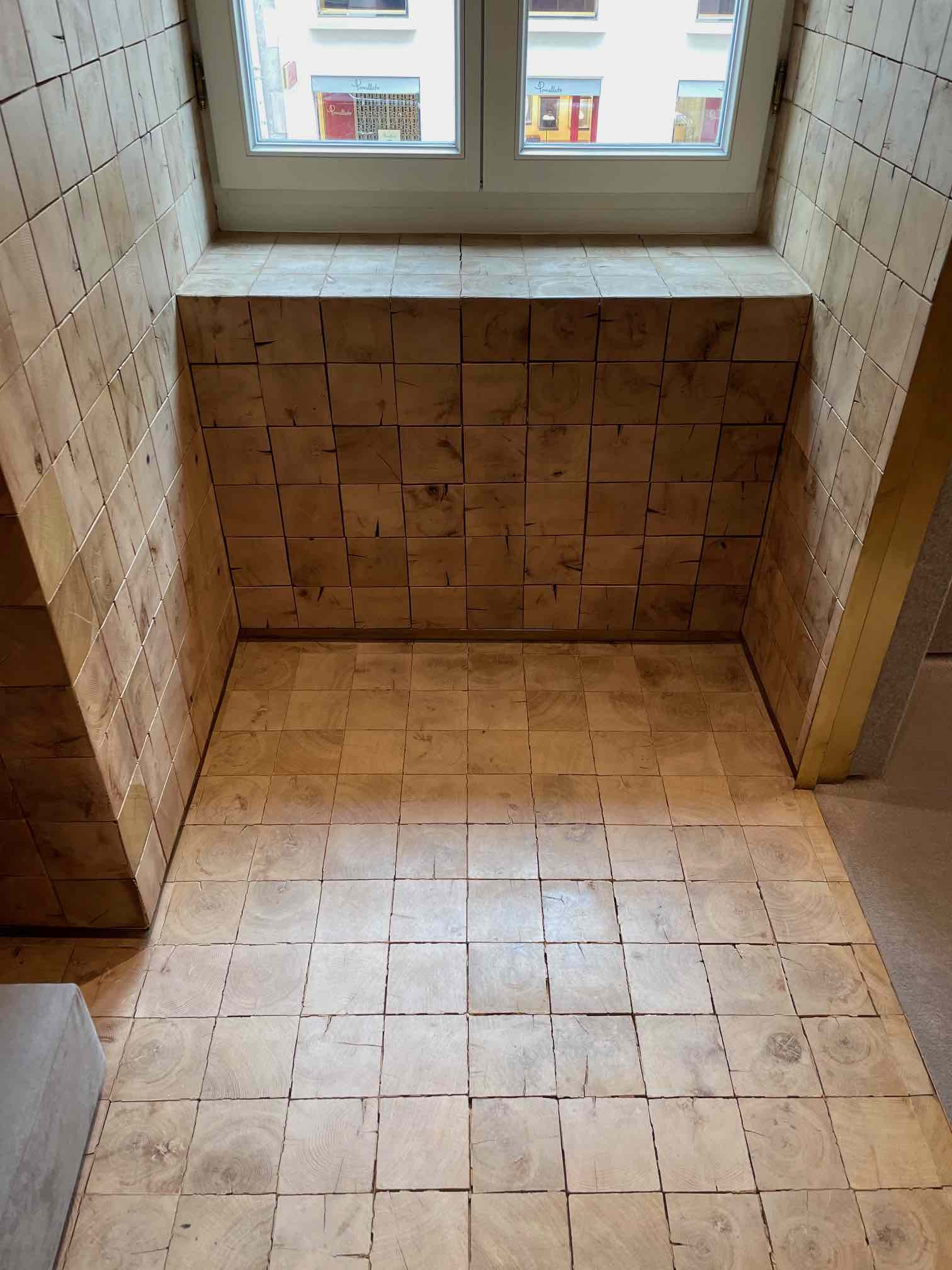 Bois de bout en chêne dans un magasin à Paris