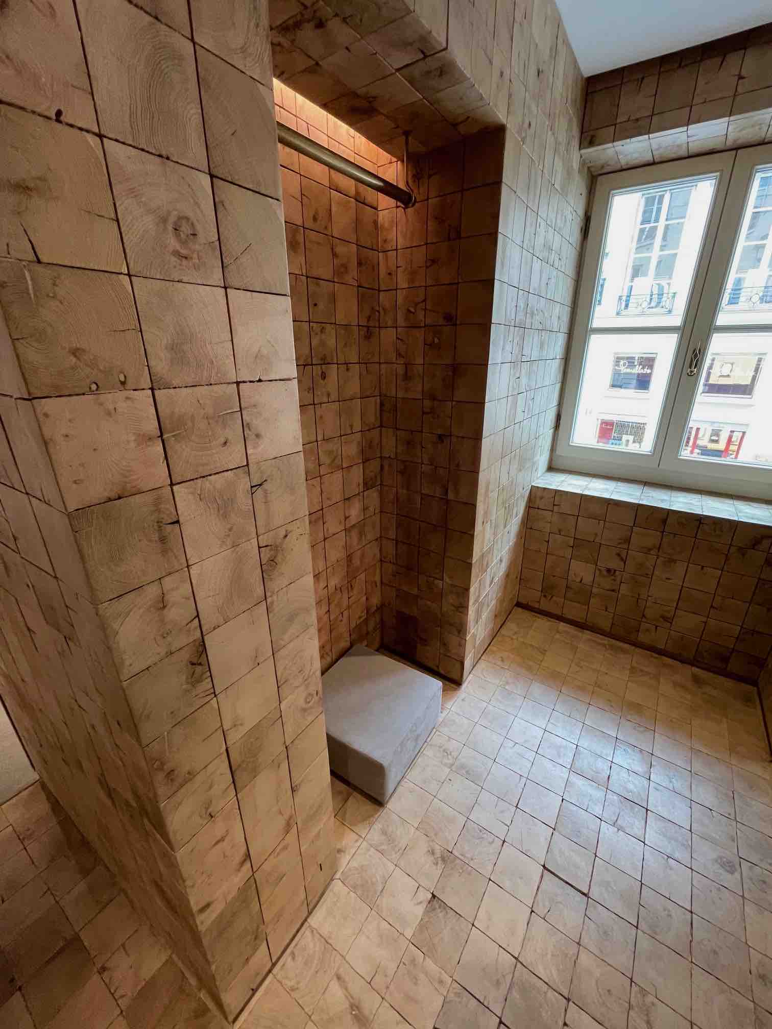 Bois de bout en chêne dans un magasin à Paris