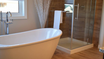 5 astuces pour poser un parquet en lames classiques dans une salle de bains