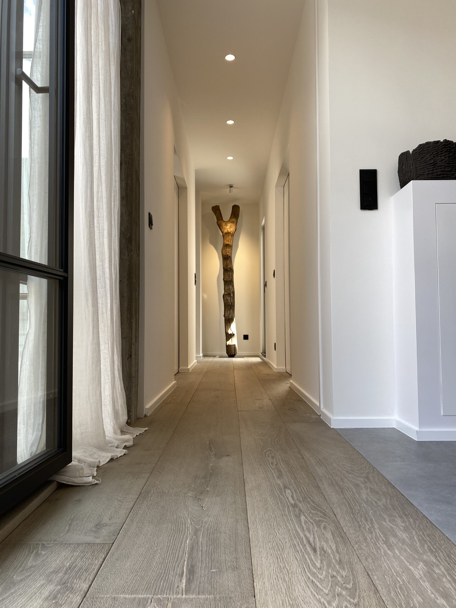 couloir contemporain avec parquet en chêne Arbony à lames larges, livré en Europe par Floorz