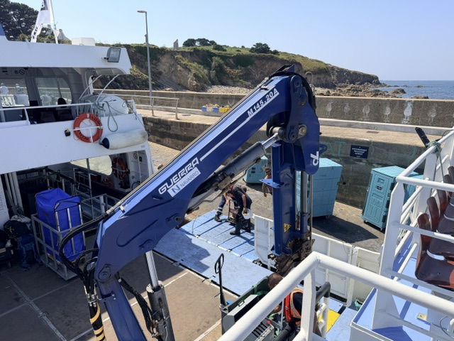 chargement fret port Hoedic navette Go Oceane