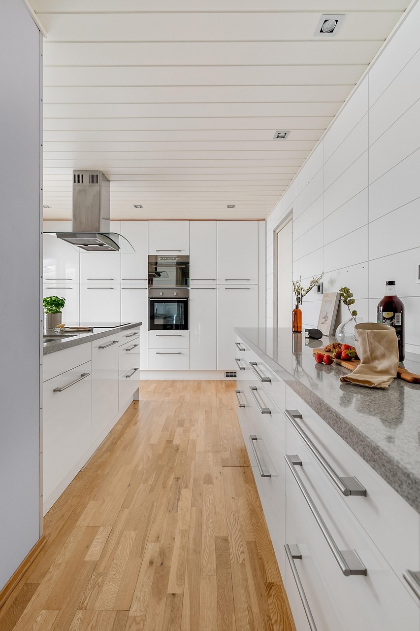 Prévenir les rayures sur parquet : parquet Chêne clair naturel posé à lames droites
