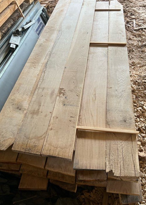 Plancher de scierie en chêne massif, sciage large et nœuds apparents