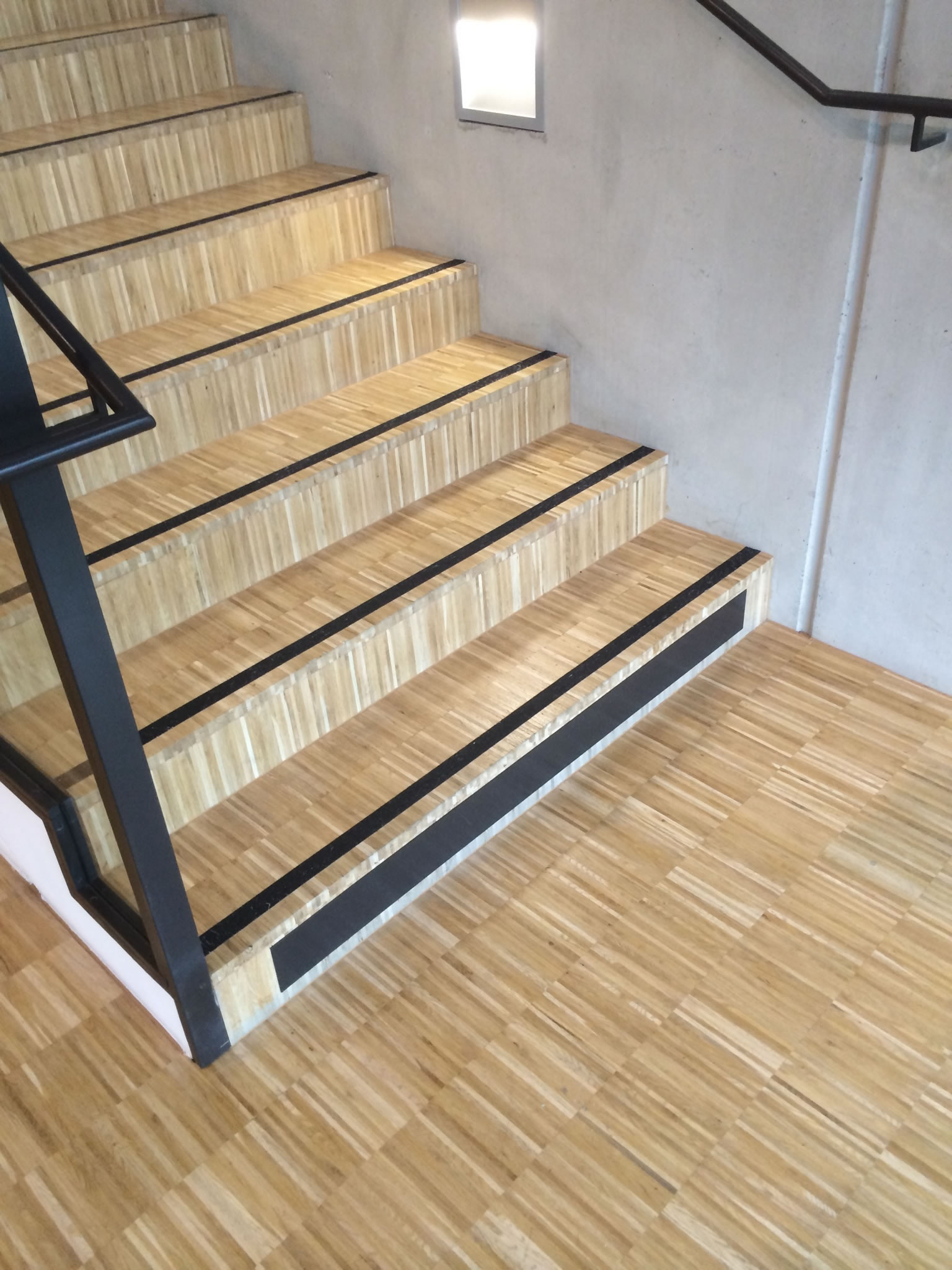 Escalier en parquet industriel Chêne sur chants, Mairie de La Wantzenau, réalisation Floorz