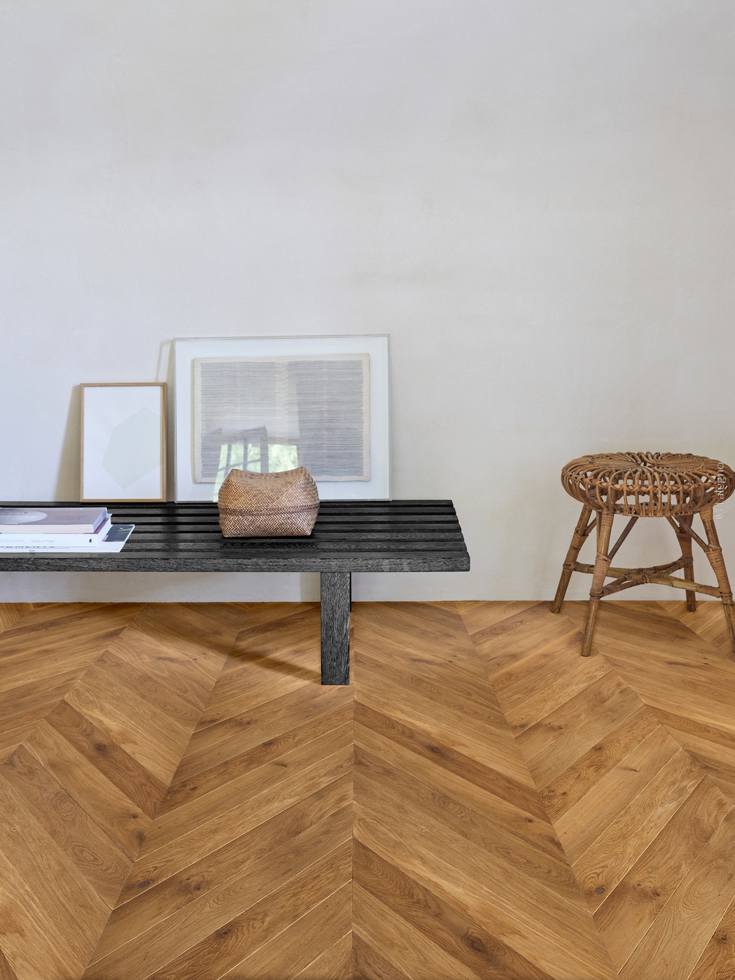 Parquet en point de Hongrie dans un intérieur contemporain baigné de lumière naturelle