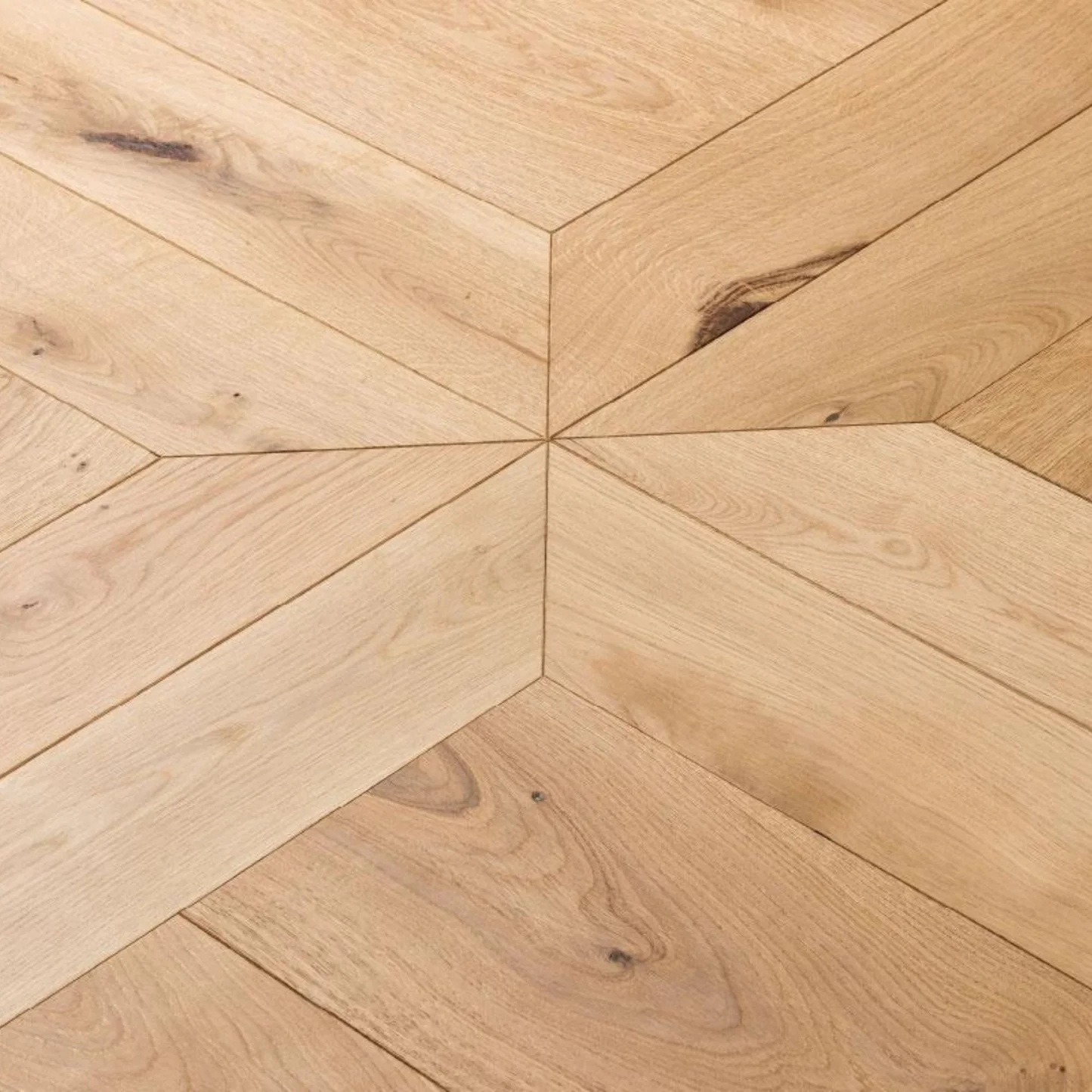 Parquet en point de Hongrie chêne massif dans un salon contemporain, banc noir et tabouret rotin