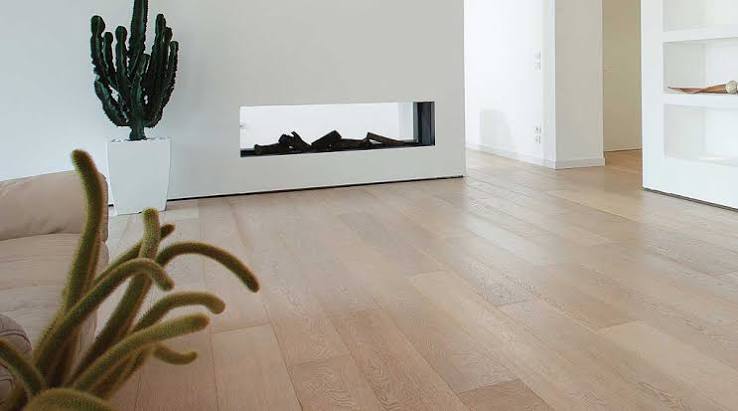 Parquet massif posé par un artisan, rendu fini dans un salon alsacien