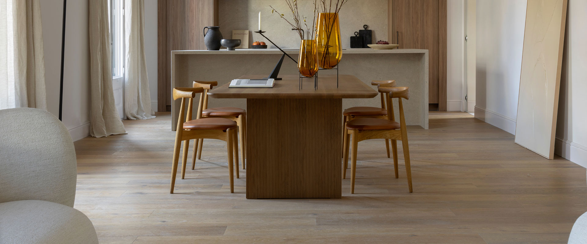 Salon avec parquet chêne massif clair et large lame, ambiance rénovée