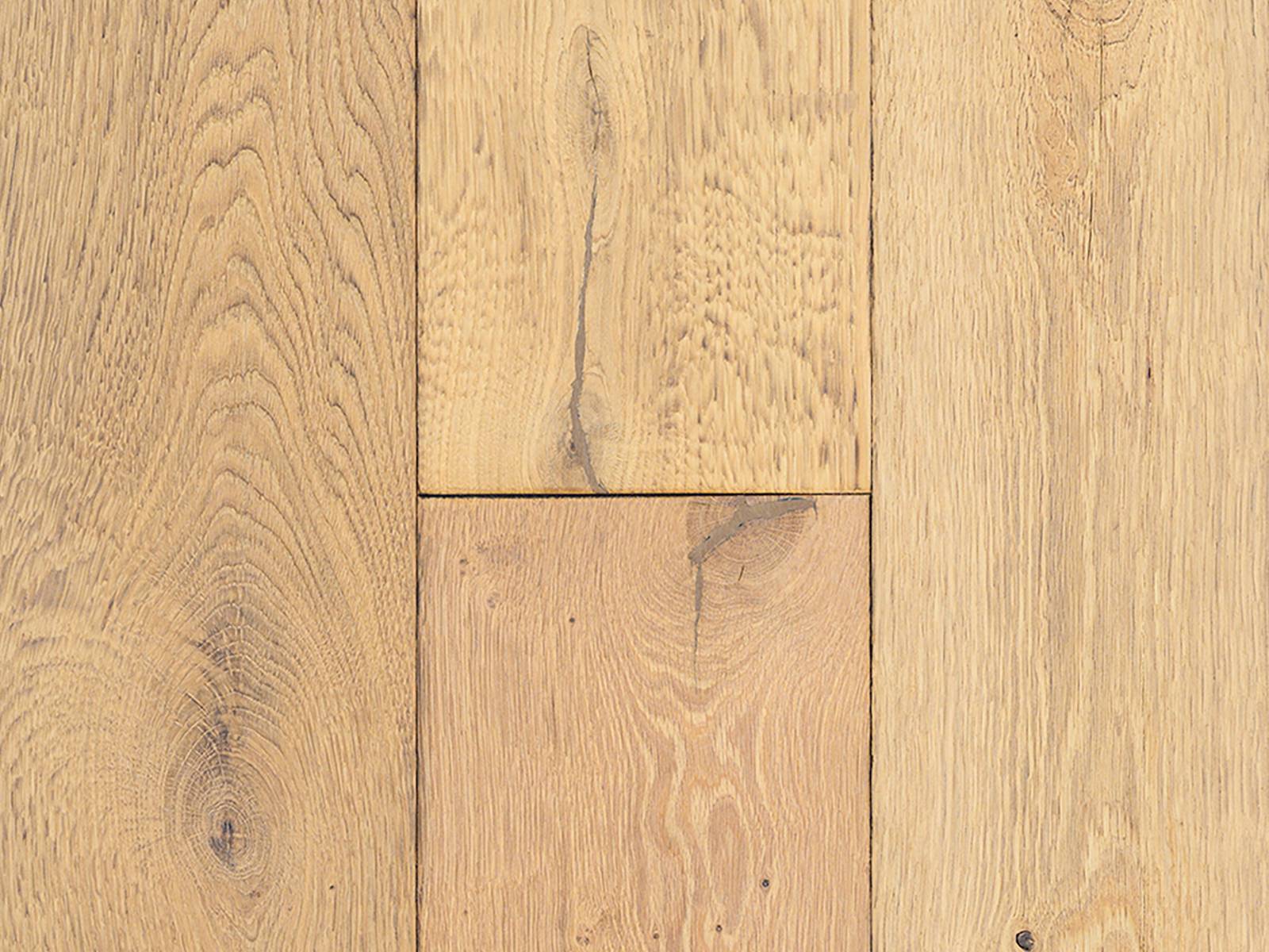 Détail d'un parquet marron, veinage et nuances de teinte visibles