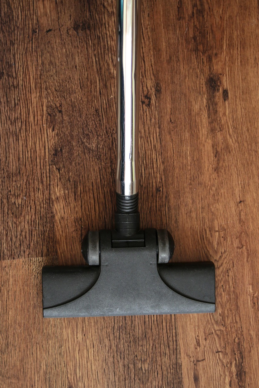 Aspirateur utilisé pour l'entretien régulier d'un parquet