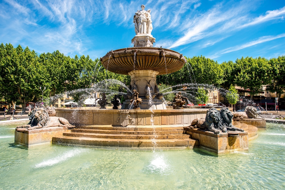 La fontaine de la Rotonde à Aix-en-Provence, ville où nous avons classé les 10 meilleurs magasins de parquet