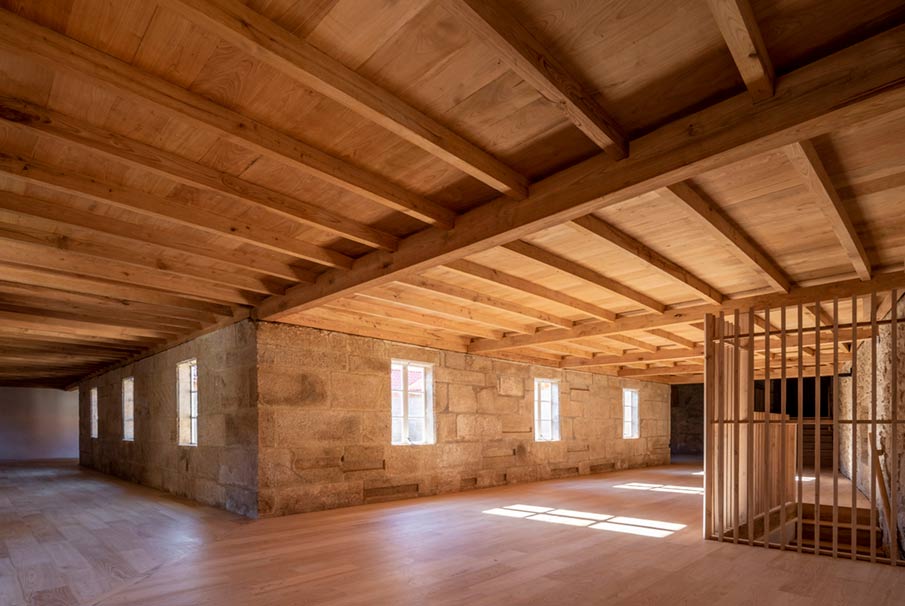 Parquet et plafond en châtaignier massif dans un ancien couvent en pierre réhabilité