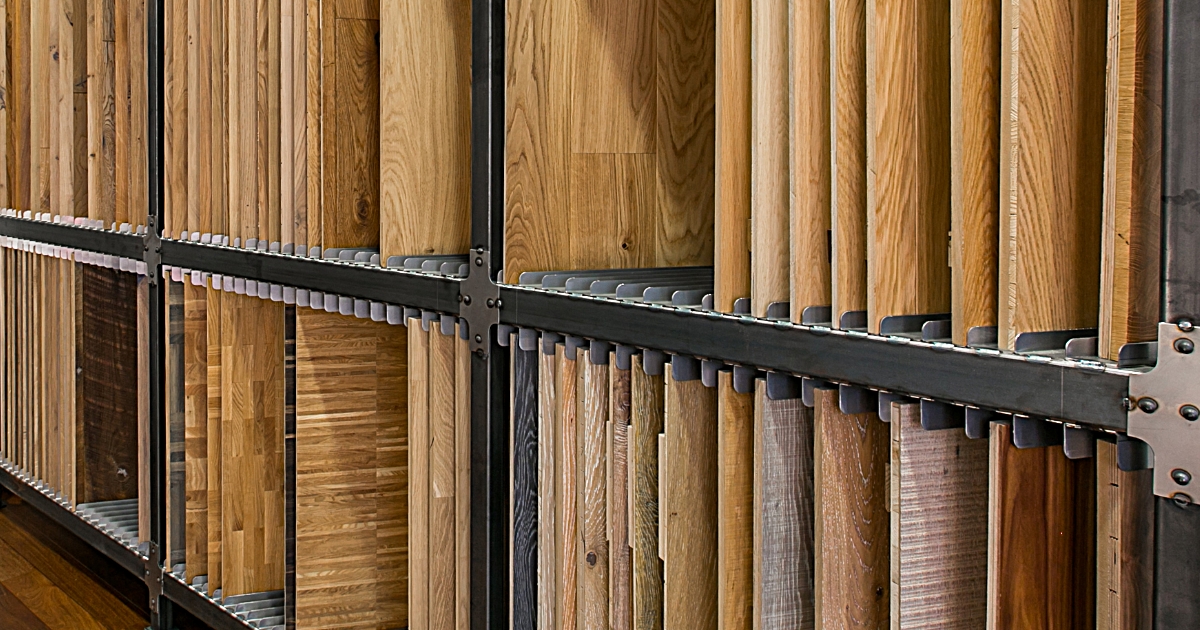 Panneaux d'essences de parquet exposés au showroom Floorz, spécialiste parquet en Alsace