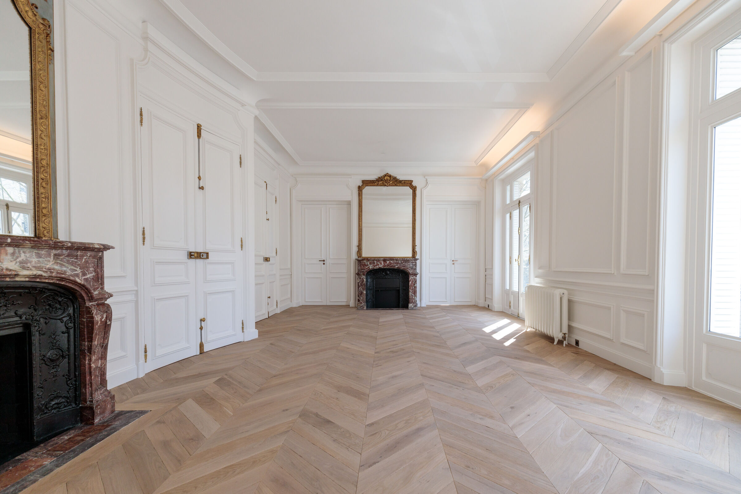 parquet point de Hongrie en chêne clair dans un appartement haussmannien à Paris, Floorz La Grande Parqueterie