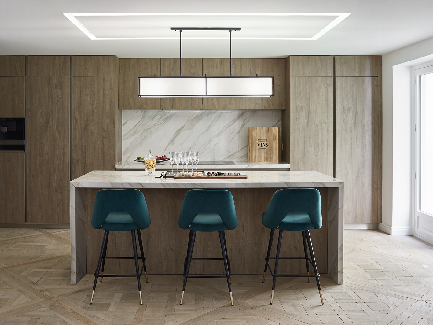 cuisine contemporaine sur parquet en panneaux Versailles de chêne clair, Arbony distribué par Floorz