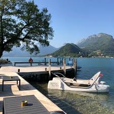 Terrasse en bois sur plots réglables et lambourdes, réalisation Floorz près du lac d'Annecy