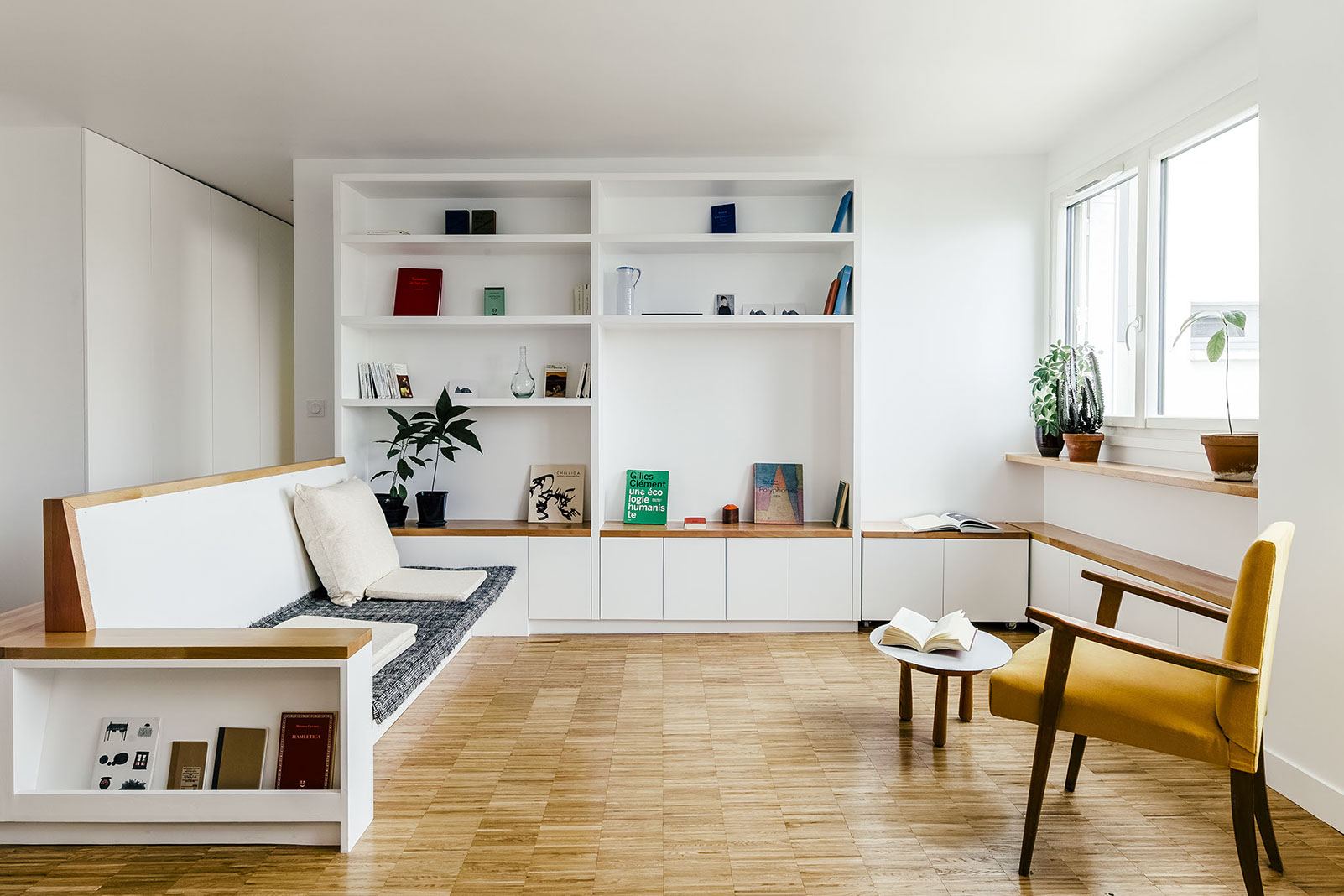 Parquet industriel en chêne massif verni, loft parisien, architecte Mathurin Moreau (photo Floorz)