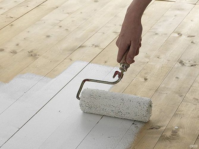 Lames de parquet brutes prêtes à être peintes en blanc