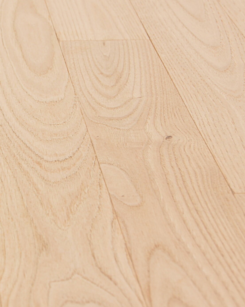 Chantier de pose d'un parquet châtaignier, lames en cours d'installation