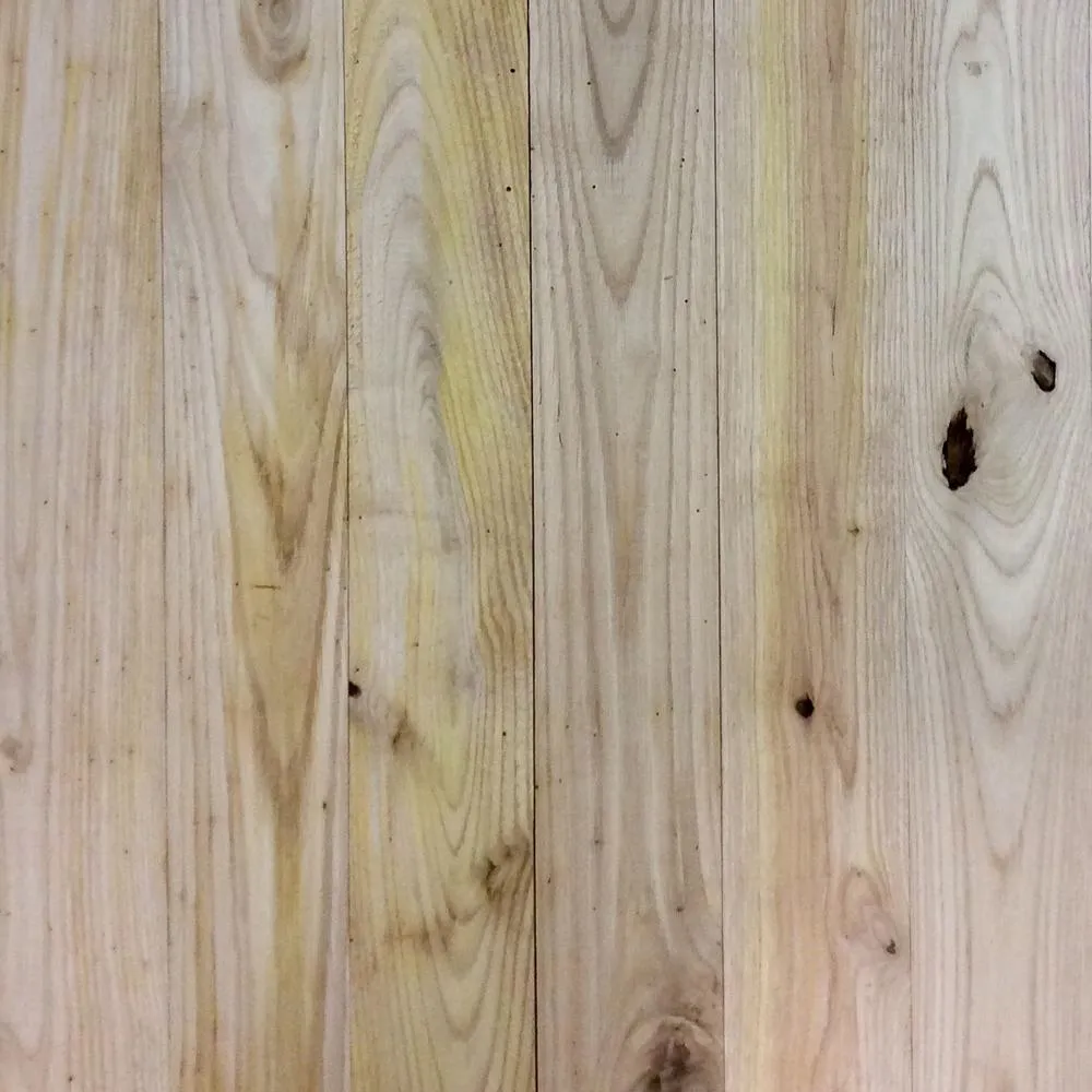 Traces jaunes naturelles de tanin sur un parquet Châtaignier massif