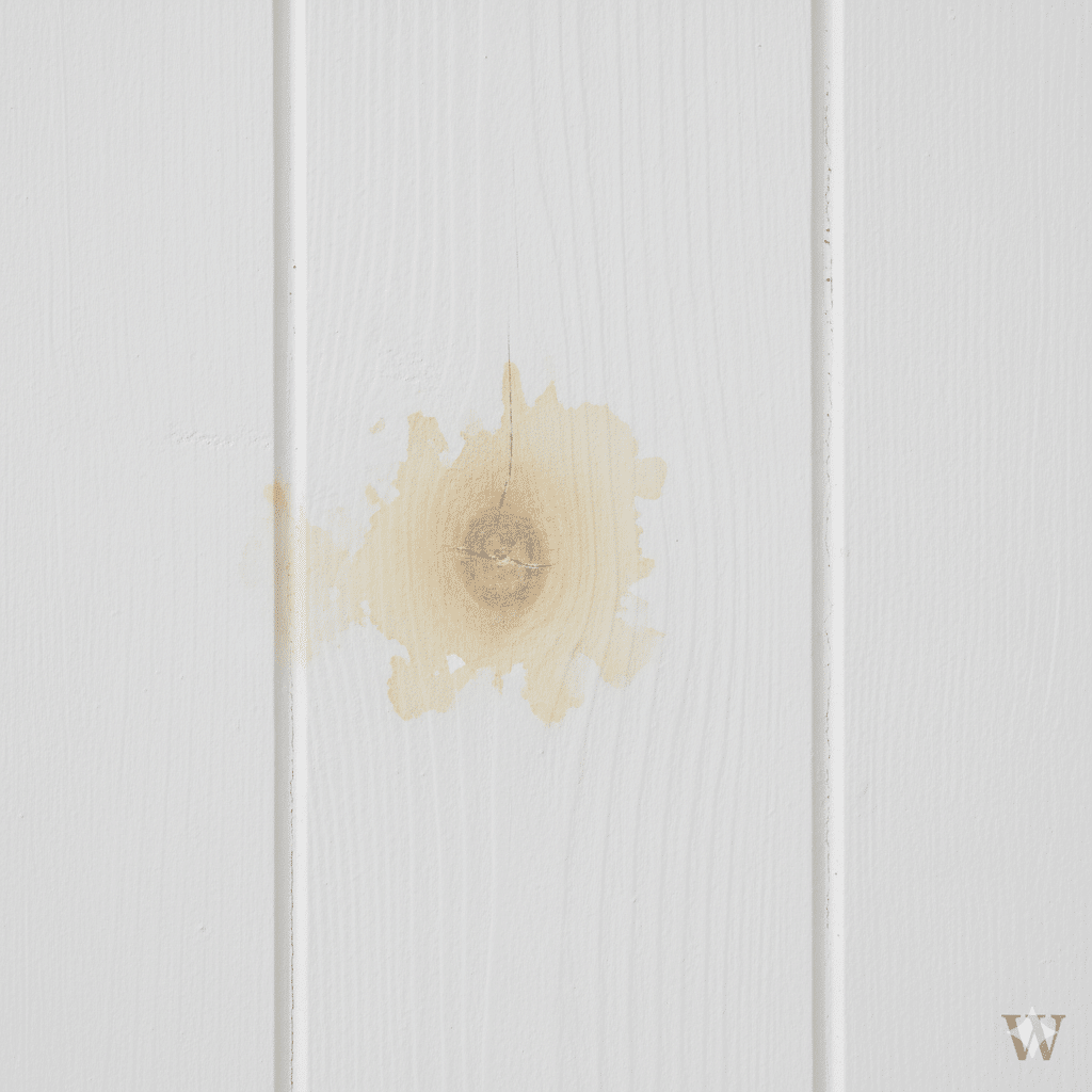 Résurgence de tanin sous une lasure blanche sur parquet Chêne