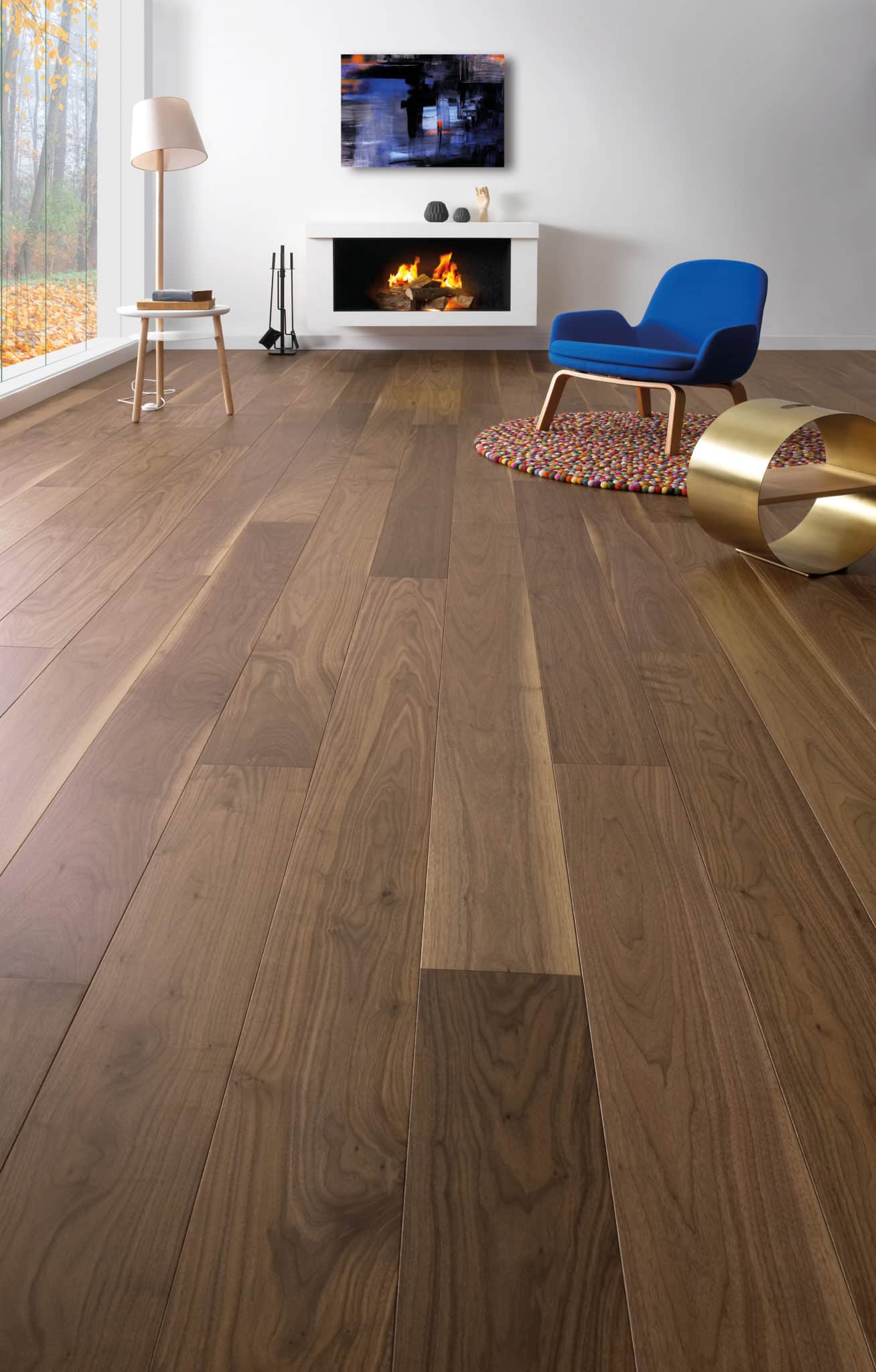 Parquet contrecollé en noyer européen — lames larges teinte brun chocolat à reflets dorés, grain ondulant, finition huilée naturelle
