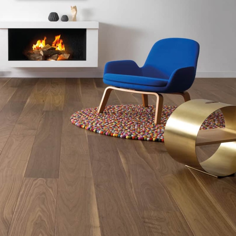 Salon design avec parquet foncé en noyer contrecollé
