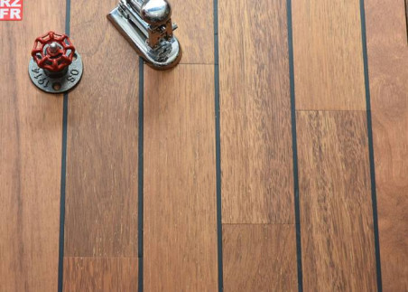 Parquet pont de bateau Merbau massif avec joint polyuérethane noir en salle de bain