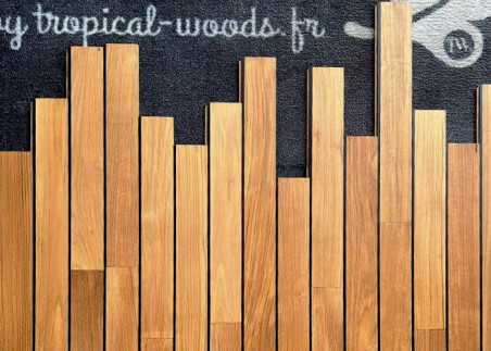 Parquet teck massif huilé posé en pose clouée pont de bateau — rendu salle de bain haut de gamme, finition huile naturelle, lames larges teinte brun doré