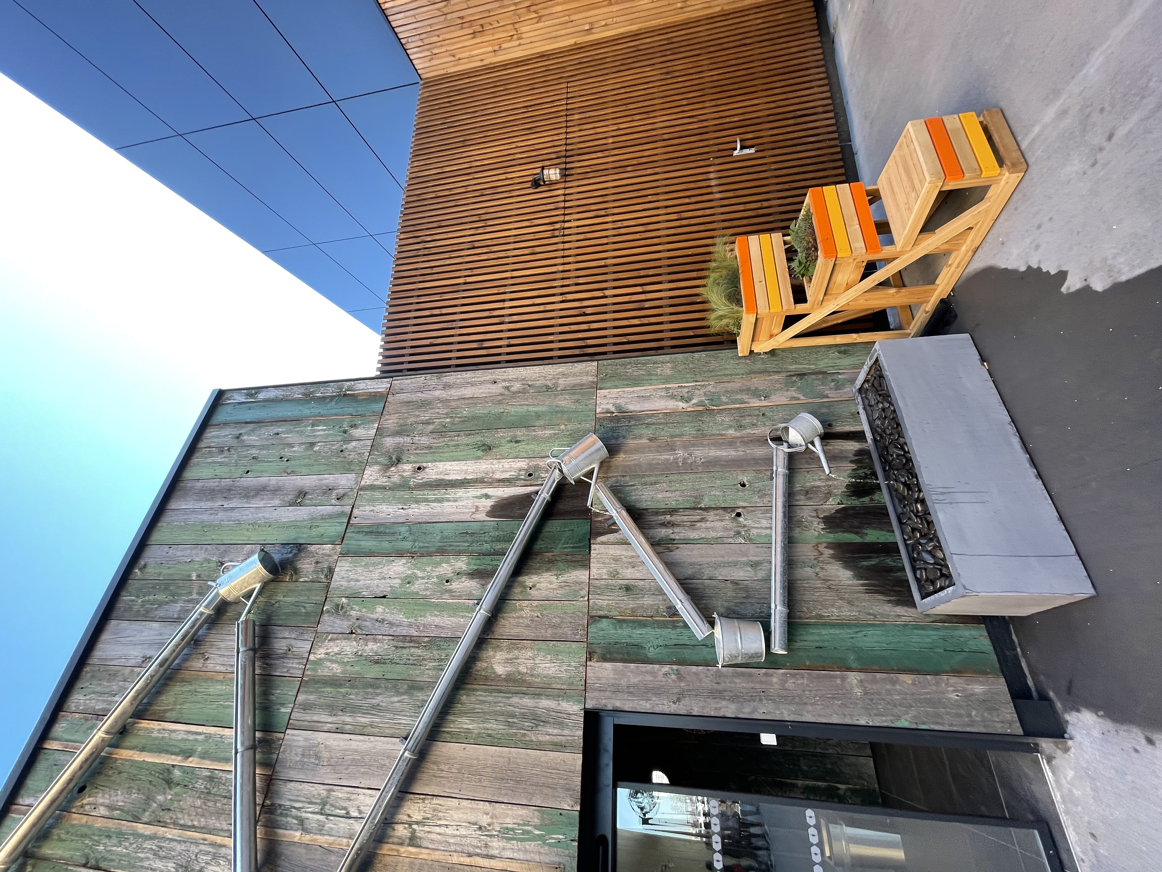 Façade en bois et jardinières du Shopping Promenade Cœur Alsace, zone commerciale de Vendenheim