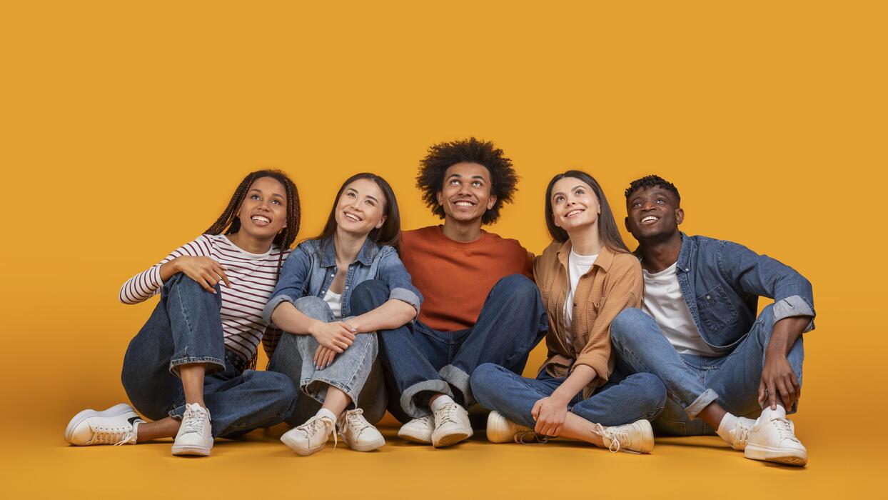 jeune équipe souriante assise sur fond jaune, Floorz La Grande Parqueterie recrute