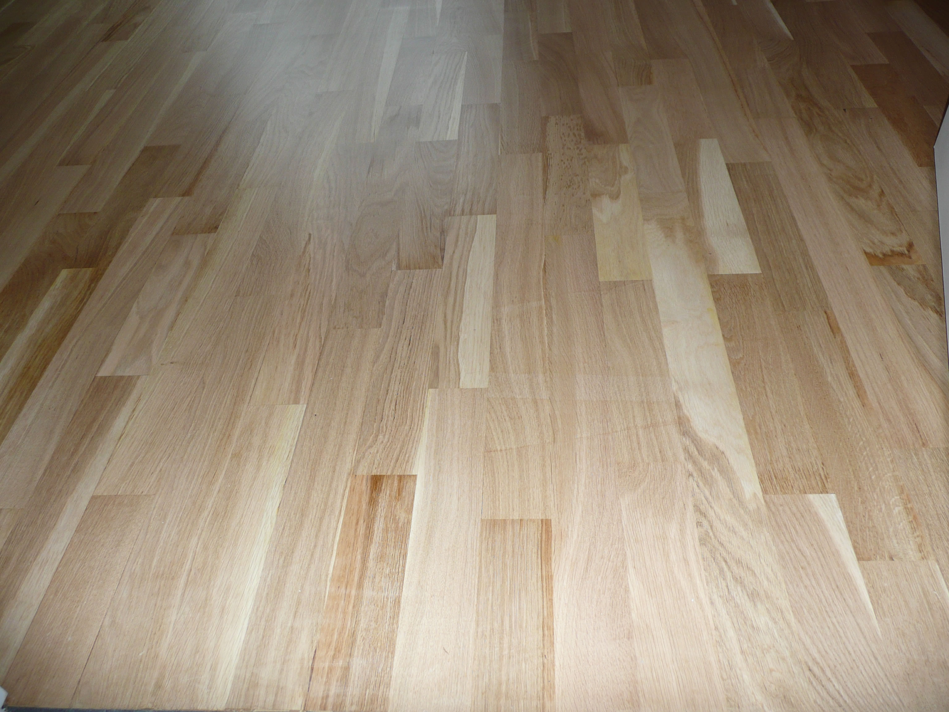 Chêne nature brut, parquet très design pour grandes surfaces de parquets pas cher.