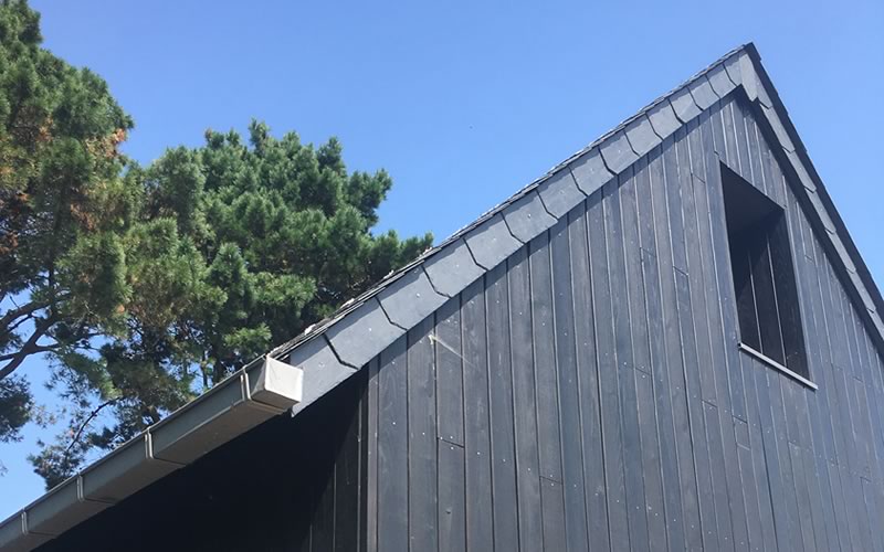 Bardage extérieur en bois brûlé épicéa — technique shou-sugi-ban — finition croco mat