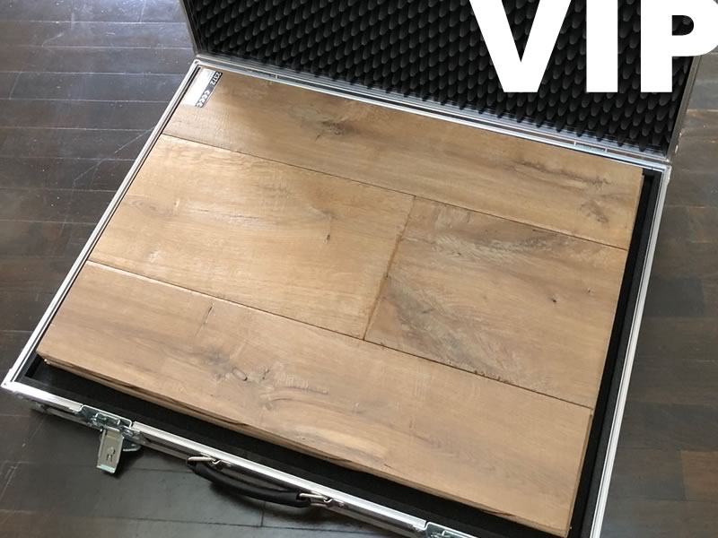 Valise VIP Floorz ouverte, panneau de parquet en chêne de 50 × 70 cm dans son flight case