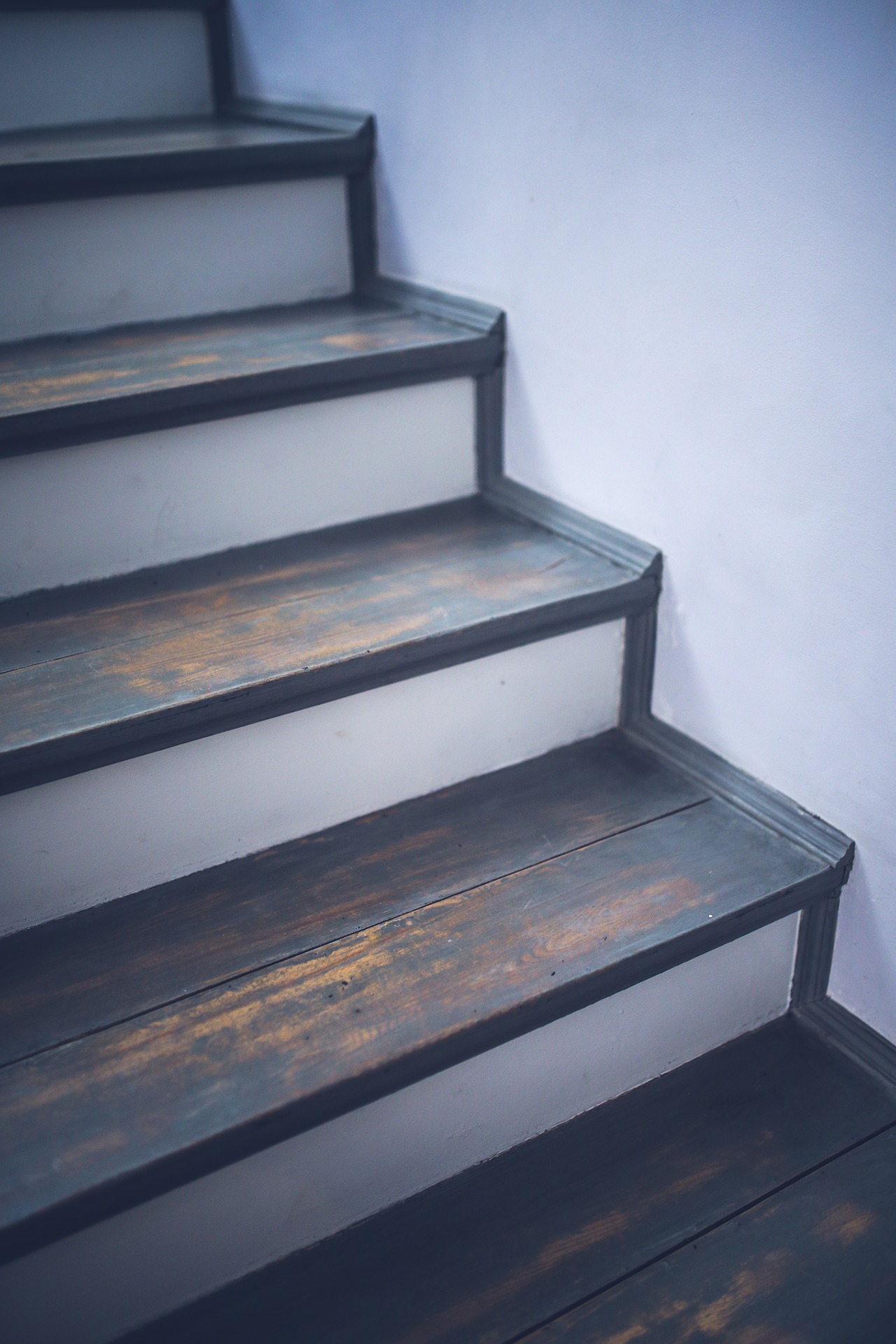 Escalier bois vintage — nez-de-marche en bois massif — ambiance chaleureuse