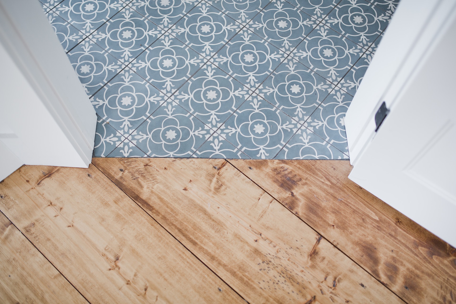 Parquet et carrelage associés — salon et cuisine ouverte — ambiance chaleureuse contemporaine