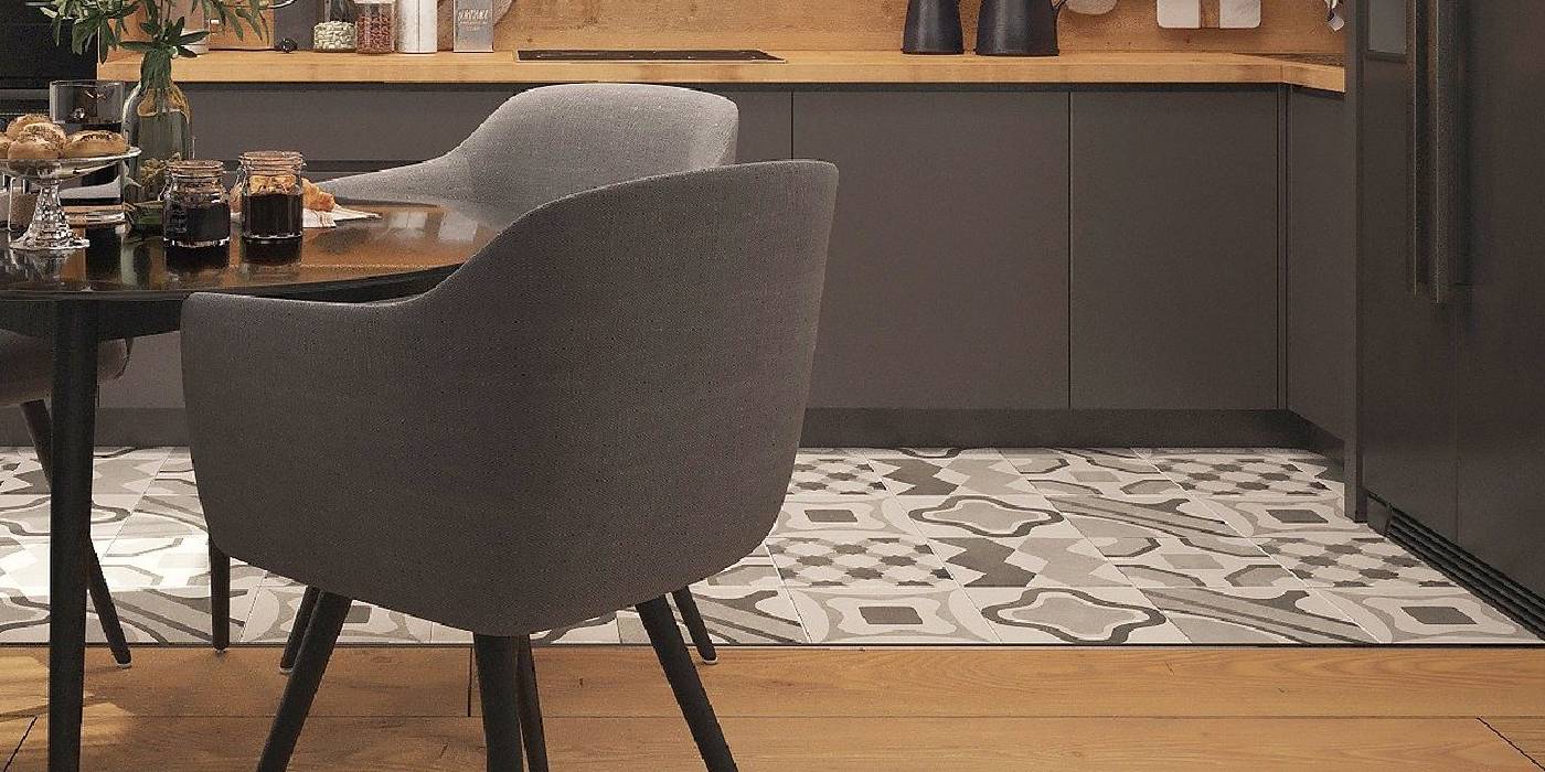 parquet Chêne et carrelage mosaïque — salon ouvert — association déco contemporaine