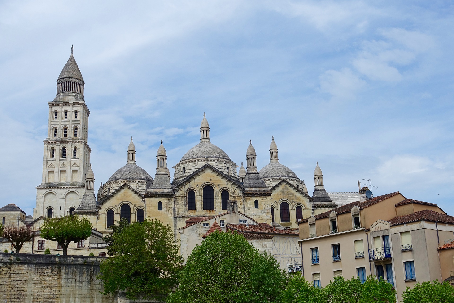 Angoulême cathédrale Saint-Pierre parquet livraison Charente Floorz La Grande Parqueterie
