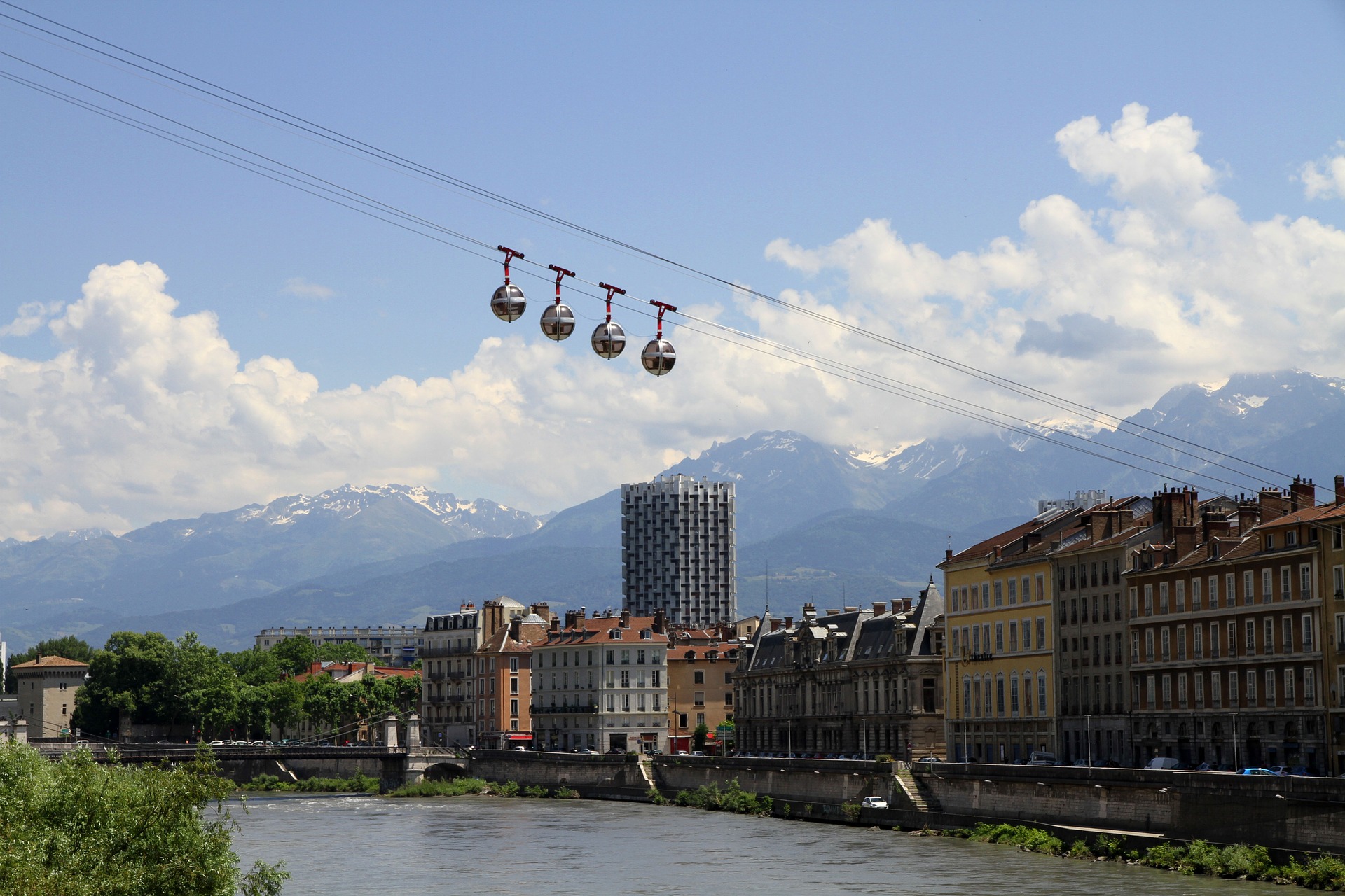 Grenoble téléphérique parquet livraison Isère Floorz La Grande Parqueterie