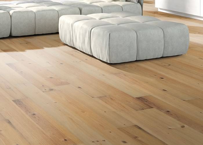 Parquet Pitchpin massif brut - teinte dorée et veinage rougeâtre - salon authentique